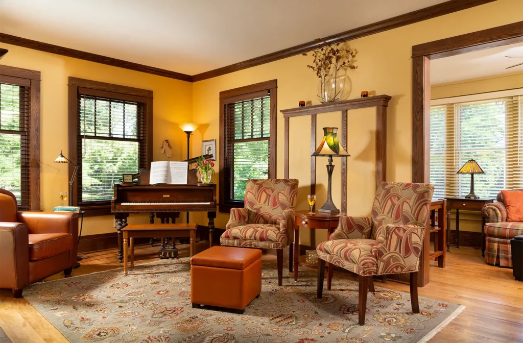 Buckingham Inn common area living room with baby grand piano and comfortable seating, near the Olbrich Botanical Gardens